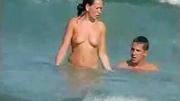 Câmera Escondida na Praia Filma Garotas Nuas Curtindo o Sol