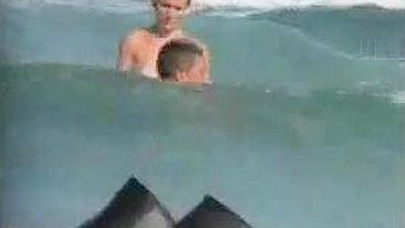 Câmera Escondida na Praia Filma Garotas Nuas Curtindo o Sol