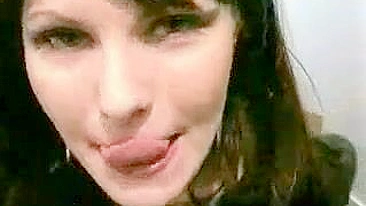 Vídeo de Sexo Voyeur Alemão em Cabine de Supermercado Público