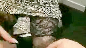 Vídeo de Sexo Voyeur Alemão em Cabine de Supermercado Público