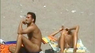 Tomando Sol Nua na Praia Pública