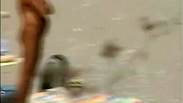 Tomando Sol Nua na Praia Pública