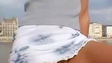 Vídeo Upskirt de Gata sem Calcinha Mostrando Buceta em Público