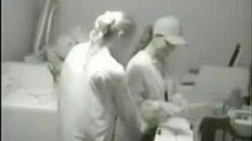 Lavanderia: Lésbicas Safadas Filmadas se Pegando em Câmera Escondida