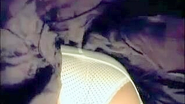 Gostosa de Meias Brancas Revela Corpo Sexy Sob a Saia