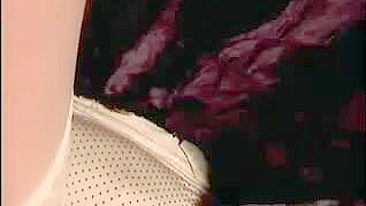 Gostosa de Meias Brancas Revela Corpo Sexy Sob a Saia