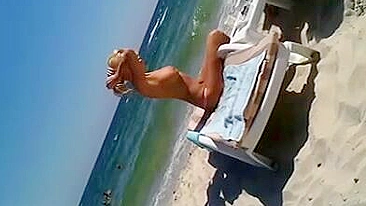 Clipe Impressionante de Garota Topless na Praia Filmada por Voyeur