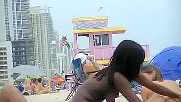 Loira Sueca Gostosa de Peitos Grandes Naturais Filmada na Praia