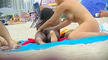 Loira Sueca Gostosa de Peitos Grandes Naturais Filmada na Praia