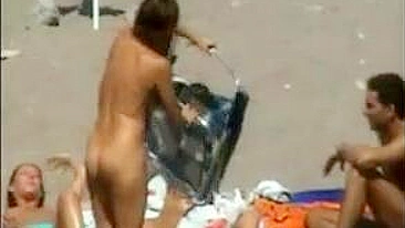 Aproveitando o Sol na Praia de Nudismo Pública