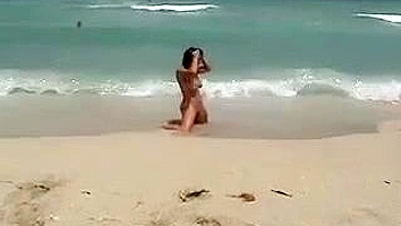 Milf Gostosa com Peitões Enormes Ganha Massagem na Bunda Nua na Praia