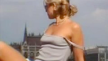 Gostosa Exibindo a Buceta Nua em Público, Sem Calcinha!