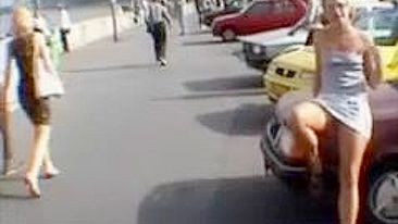 Gostosa Exibindo a Buceta Nua em Público, Sem Calcinha!