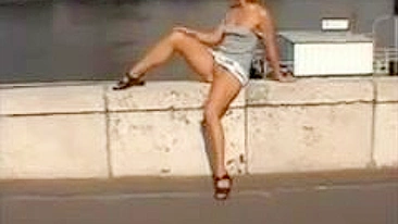 Gostosa Exibindo a Buceta Nua em Público, Sem Calcinha!