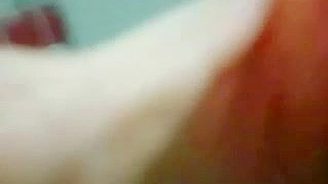 Assistindo Pornô Escondido no Banheiro Alemão, Garota Chupa Namorado