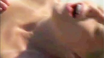 Lésbicas Gostosas Tomam Sol de Topless na Praia em Vídeo Safado