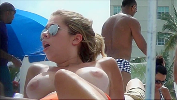 Garota de Peitos Grandes Incríveis Fazendo Topless na Praia Voyeur
