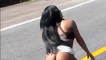 Gata Quente Piscando o Corpo Sexy na Rua Pública