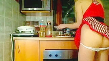 Vídeo Voyeur Invisível: Mulher Nua na Cozinha Mostrando o Cu