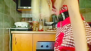 Vídeo Voyeur Invisível: Mulher Nua na Cozinha Mostrando o Cu