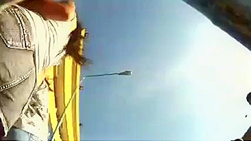 Melhor Vídeo Upskirt de Garota Gostosa em Jeans Apertados Mostrando a Bunda