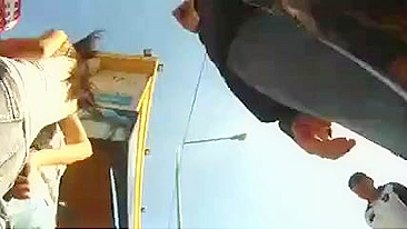 Melhor Vídeo Upskirt de Garota Gostosa em Jeans Apertados Mostrando a Bunda