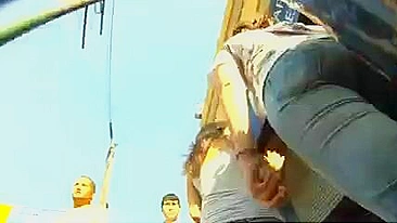 Melhor Vídeo Upskirt de Garota Gostosa em Jeans Apertados Mostrando a Bunda