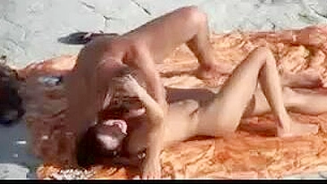 Esposa de Peitos Durinhos na Praia Filmada por Câmera Secreta