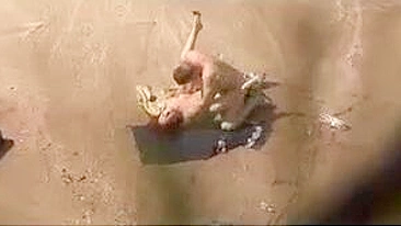 Câmera de Voyeur Pega Ruiva Gostosa Fodendo na Praia