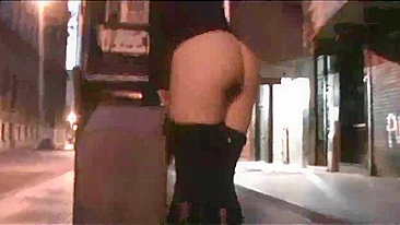 Amadora Gostosa e Tarada com Peitos Hipnotizantes Curte Atenção em Público