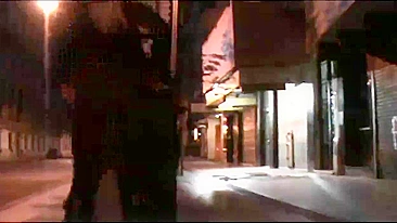 Amadora Gostosa e Tarada com Peitos Hipnotizantes Curte Atenção em Público