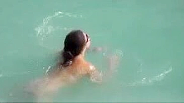 Gostosa na Praia com Bicos Duros Filmada por Câmera Furtiva!