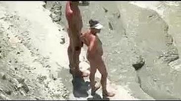 Vídeo de Esposa Rabuda Fodendo Forte em Câmera Voyeur