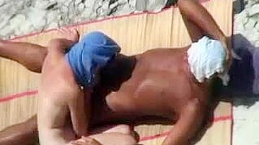 Casal Pelado Fodendo Escandalosamente na Praia Pública
