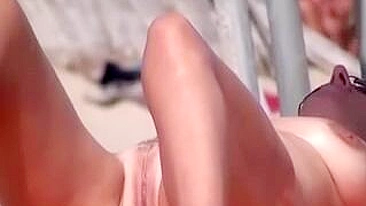 Vídeo Amador Sexy na Praia: Nus Flagrados por Câmera Voyeur