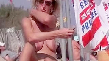 Vídeo Amador Sexy na Praia: Nus Flagrados por Câmera Voyeur