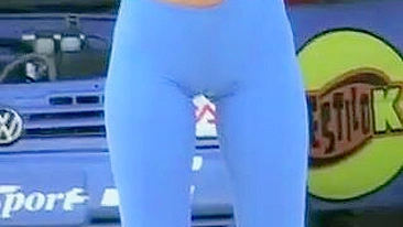 Gata Peituda de Calça Apertada em Câmera Voyeur, Quente e Sexy!