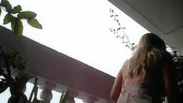 Voyeur Safado Filma Garota sem Calcinha na Primeira Vez Dela