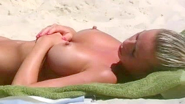 Garota Topless na Praia Exibe Peitos Grandes Pulando em Biquíni Minúsculo