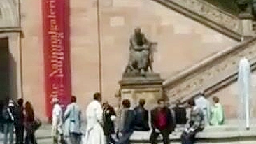 Garota Sedutora Desfila Nua e Ousada em Lugares Públicos