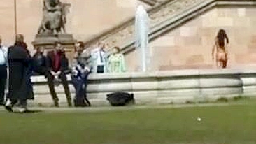 Garota Sedutora Desfila Nua e Ousada em Lugares Públicos