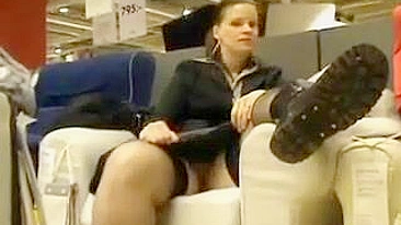 Garota Exibicionista Brincando com a Buceta na Loja de Móveis