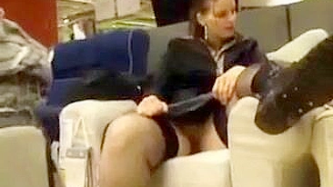 Garota Exibicionista Brincando com a Buceta na Loja de Móveis