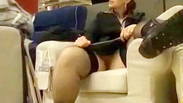 Garota Exibicionista Brincando com a Buceta na Loja de Móveis