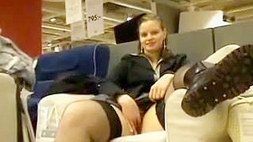 Garota Exibicionista Brincando com a Buceta na Loja de Móveis