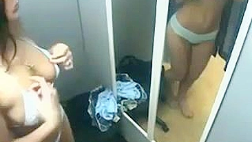 Câmera Espiã Filma Garota Gostosa Nua na Cabine de Troca