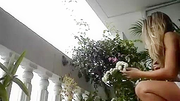 Gata Sem Calcinha Pega na Câmera Espiã!