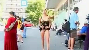Vídeo Voyeur de Gata Nua na Rua Capturado com Arte
