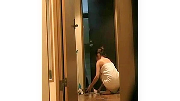 Amadora Ousada e Infiel se Exibe para o Entregador