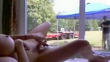 Safada se Masturba em Casa na Frente do Trabalhador